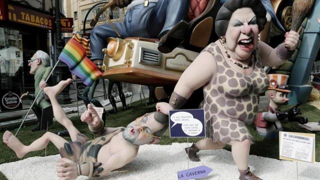 Un 'ninot' de Barberá arrastra a Mariano Rajoy.