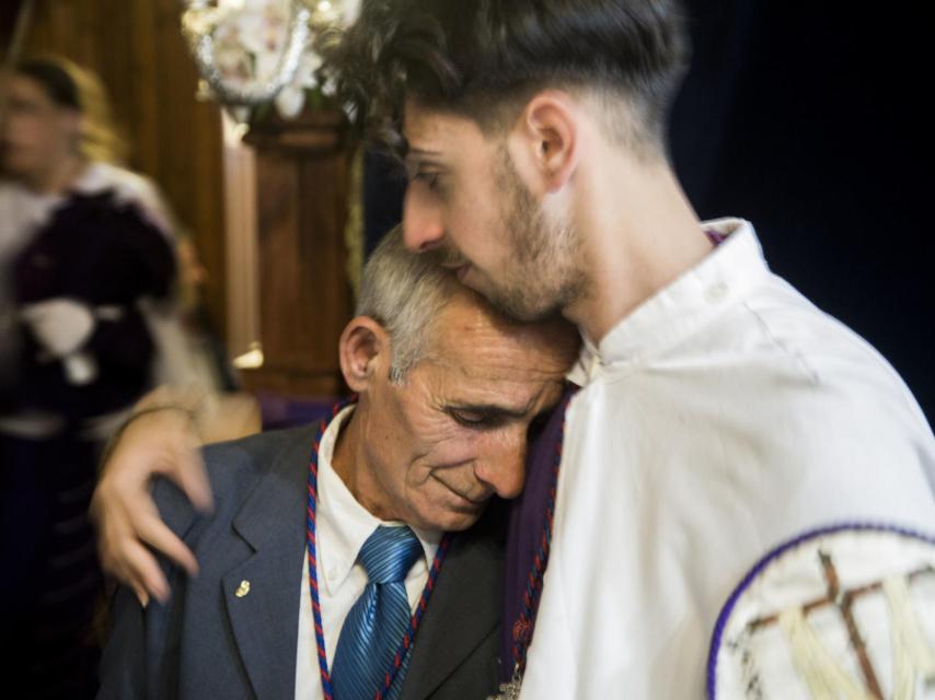 Unos cofrades se abrazan antes de salir.
