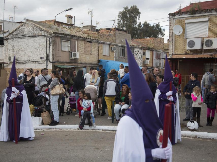 La procesión en el barrio.
