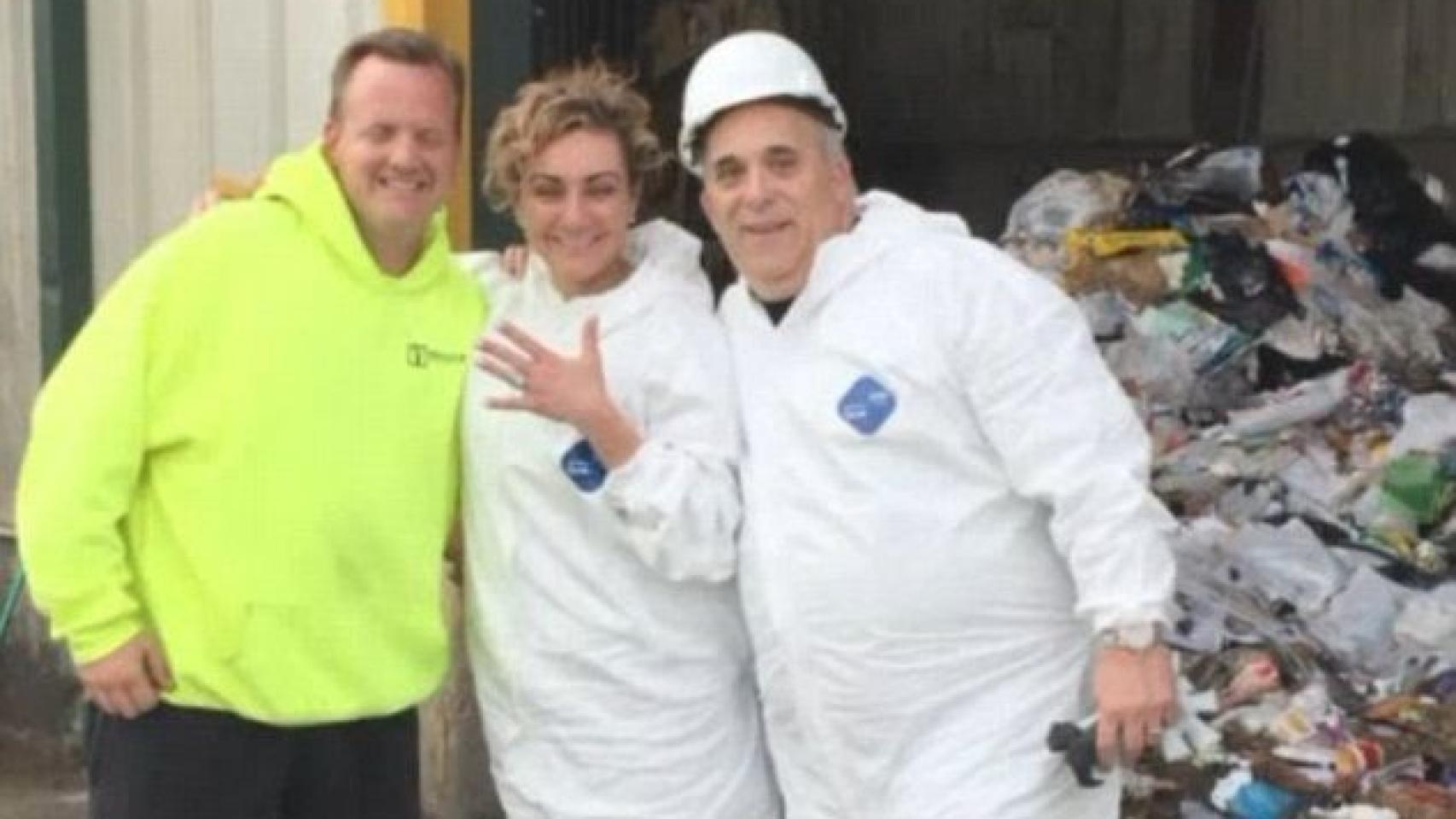 La feliz pareja muestra el anillo rescatado entre toneladas de basura