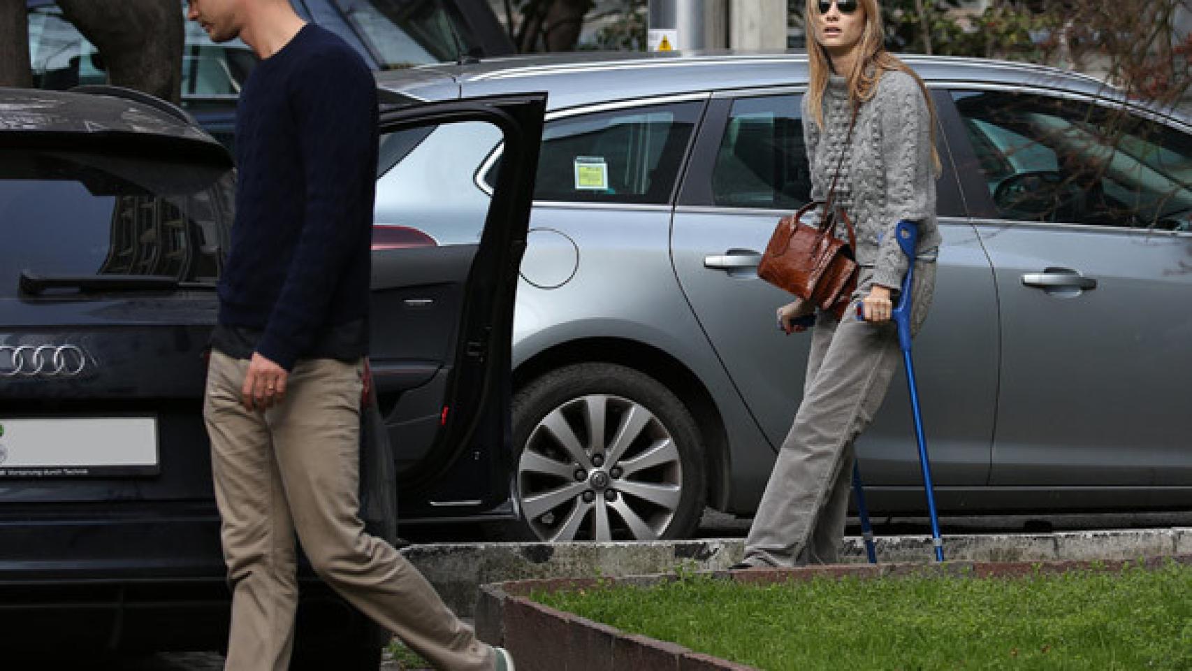 Beatrice Borromeo saliendo hace un mes con muletas del hospital