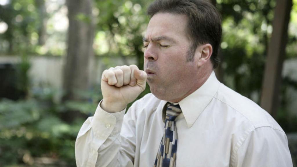 Una persona tosiendo.