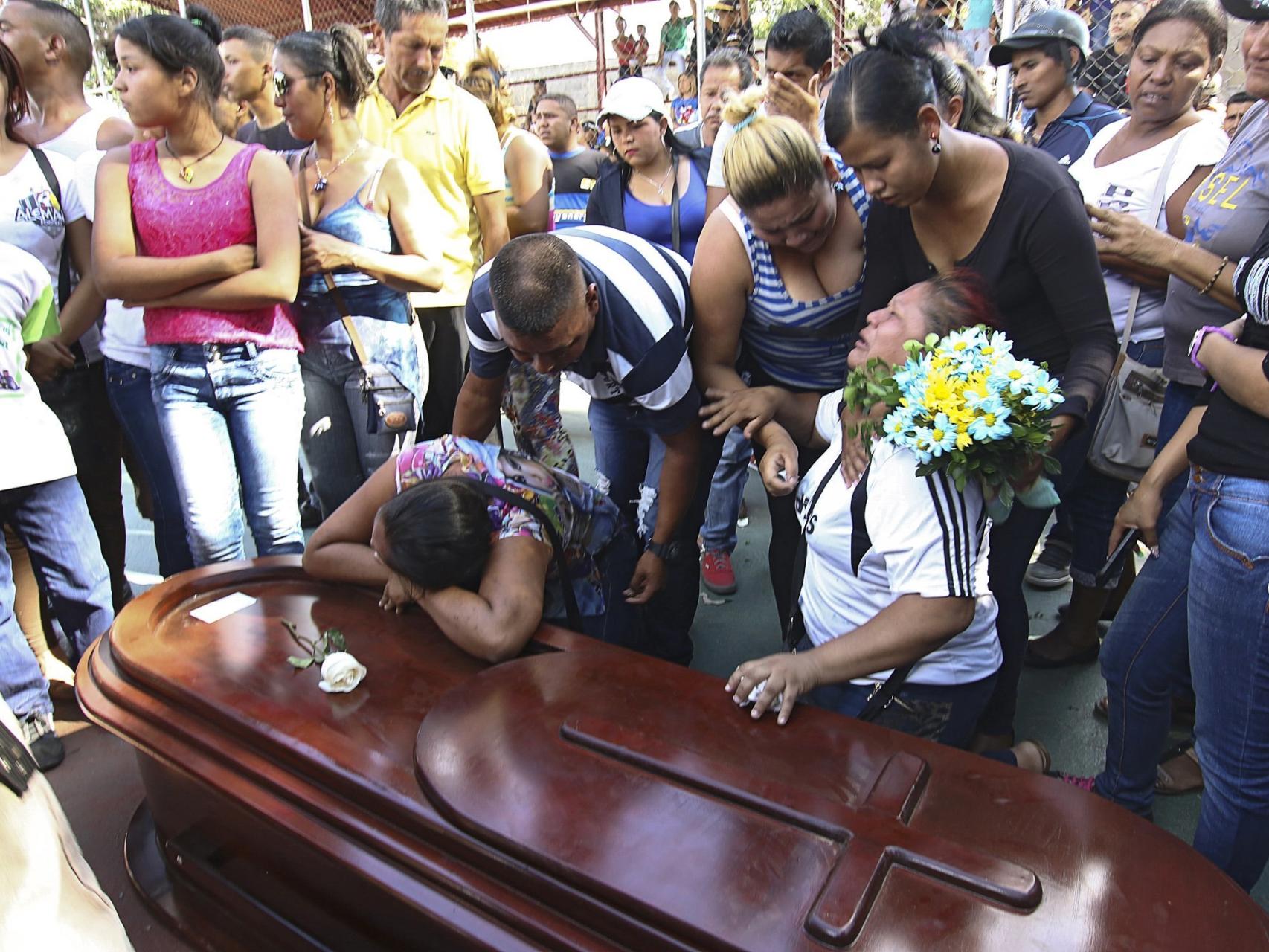 Familiares de un minero muerto durante su entierro.