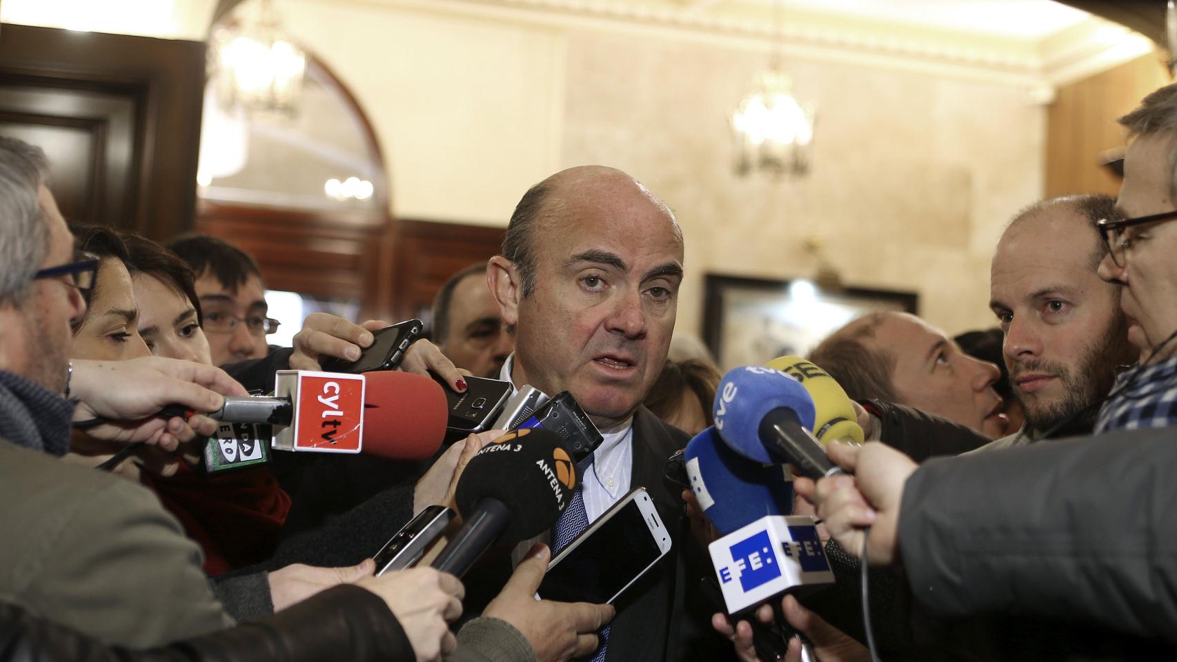 Luis de Guindos atiende a la prensa el pasado martes.