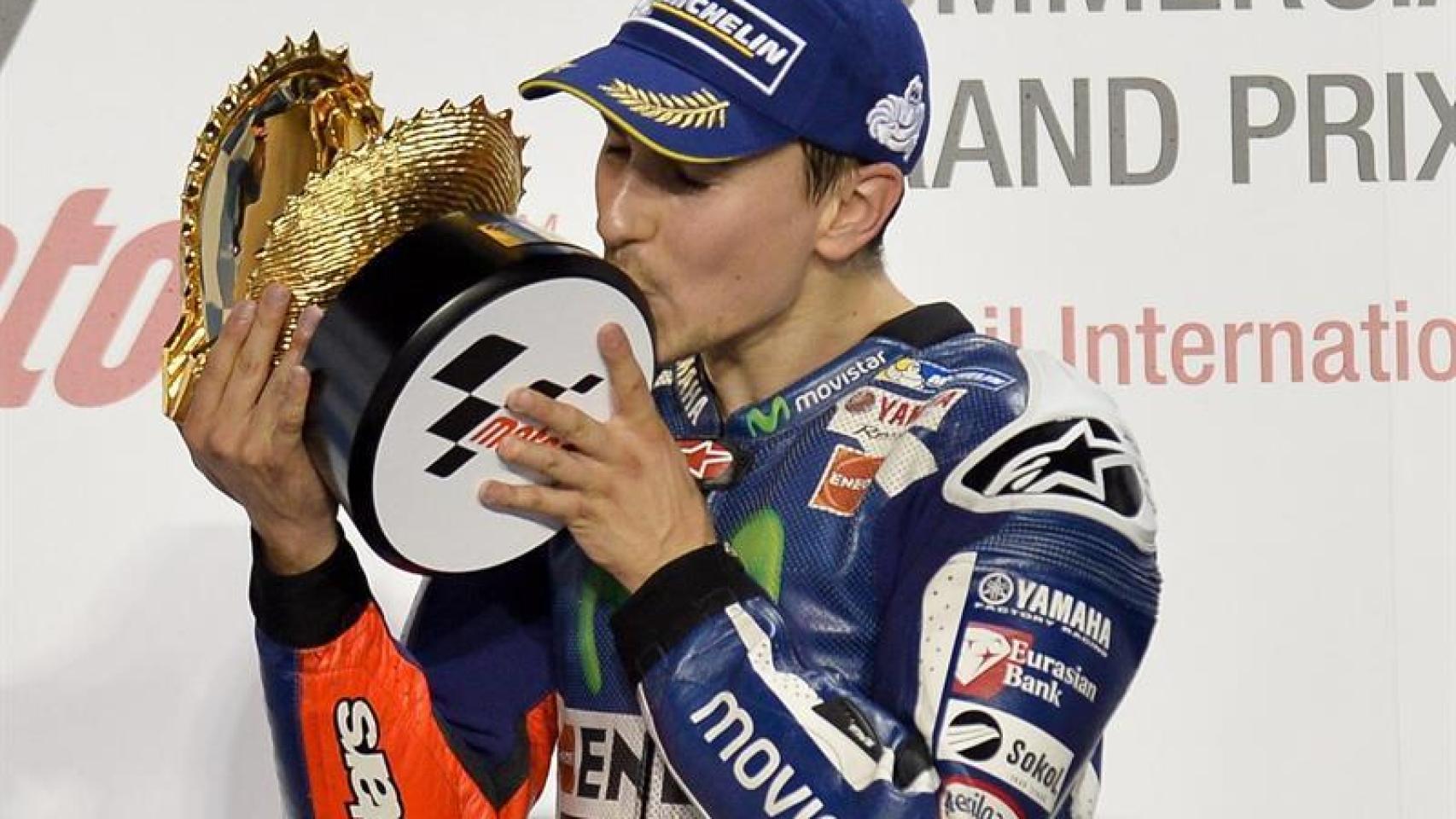Jorge Lorenzo con el trofeo en Qatar.