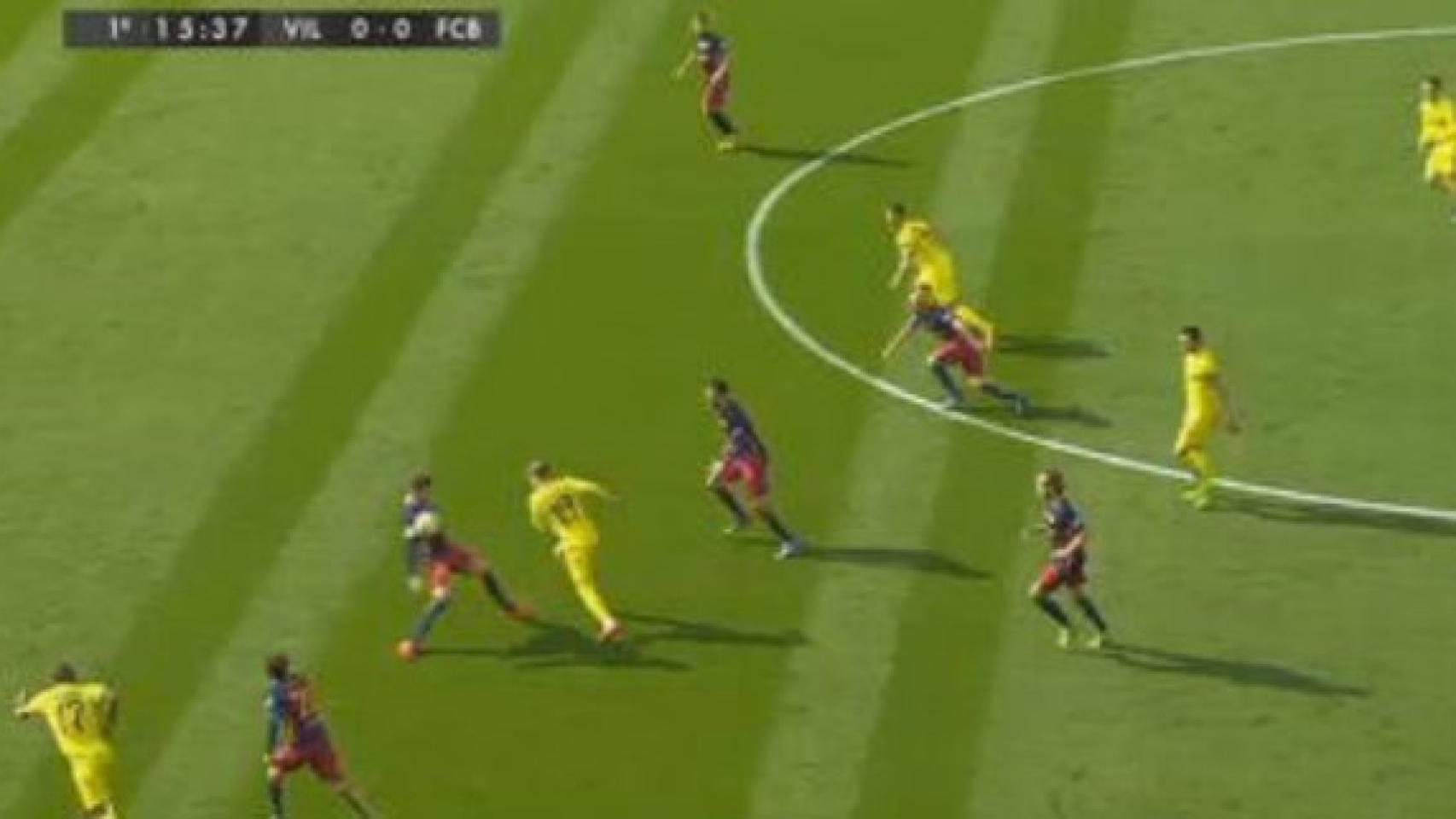 Jugada que le costó la amarilla a Piqué