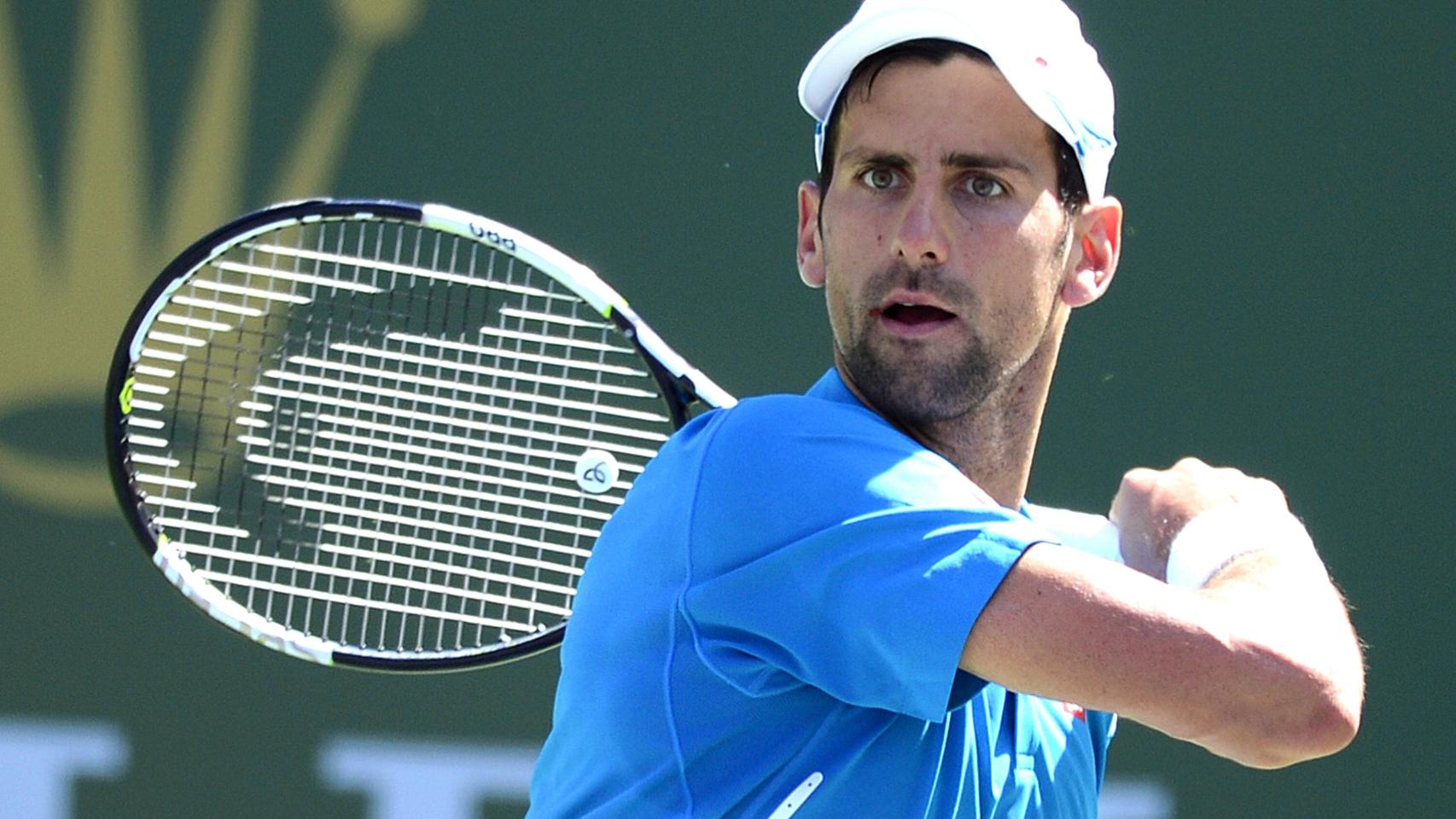 Novak Djokovic en acción ante Rafa Nadal en Indian Wells.