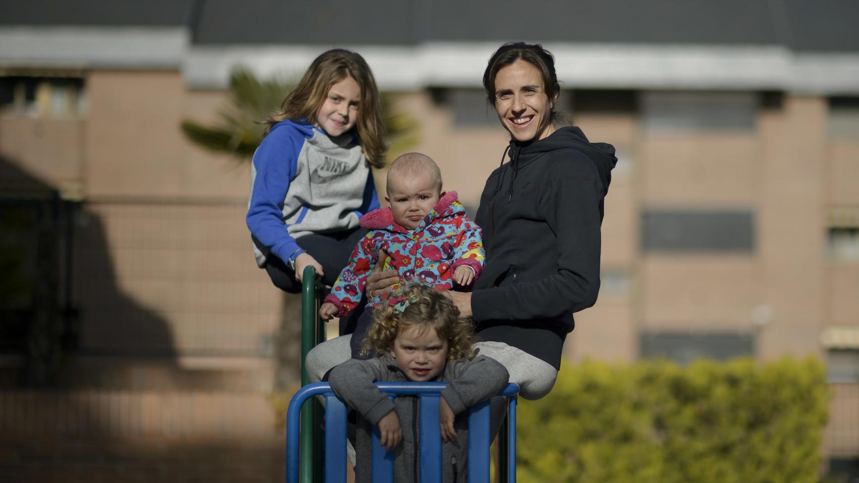 Nuria Fernández, con sus tres hijas.