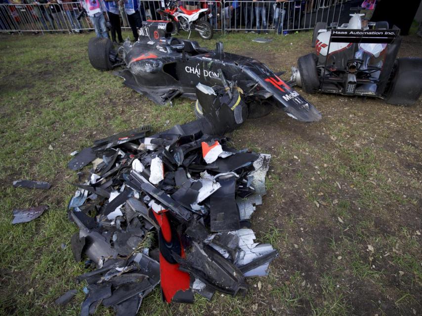 Restos del coche de Alonso junto al Haas de Gutiérrez.