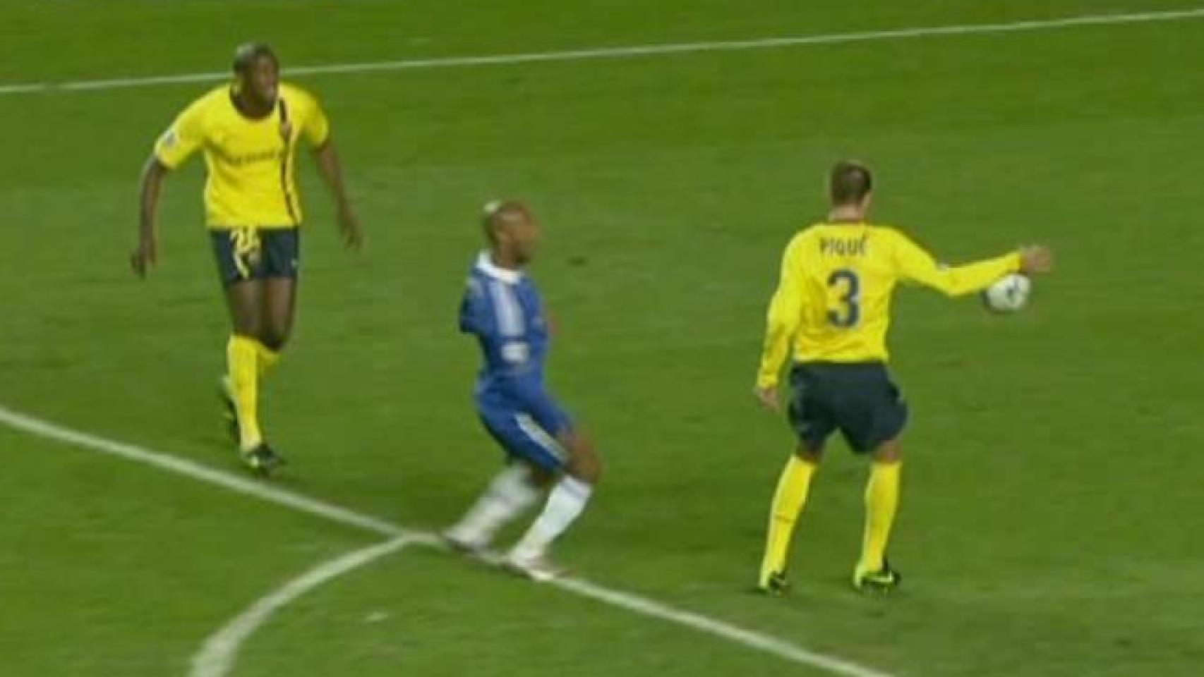 Mano de Piqué en semifinales de Champions