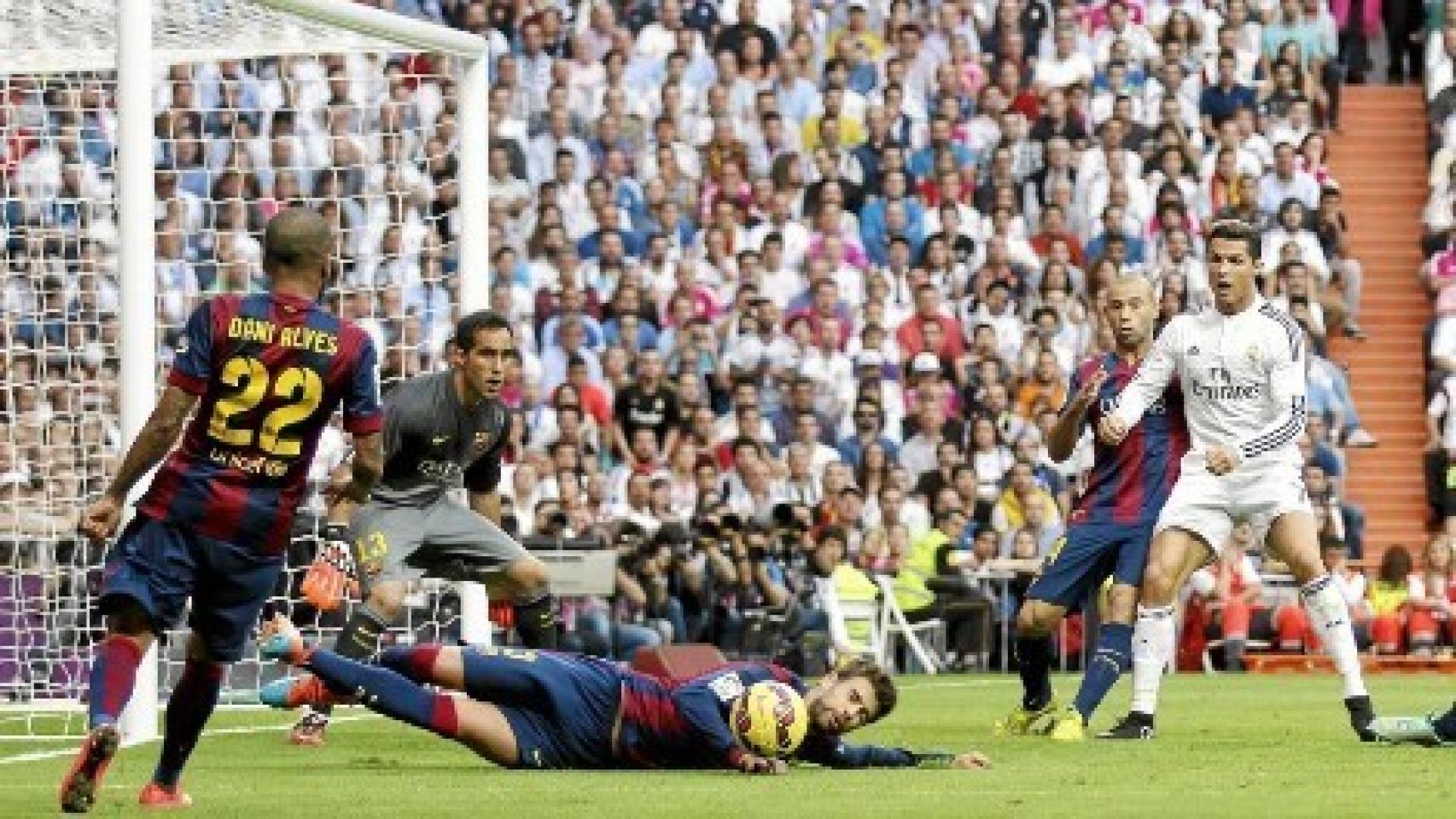 Mano de Piqué ante el Real Madrid