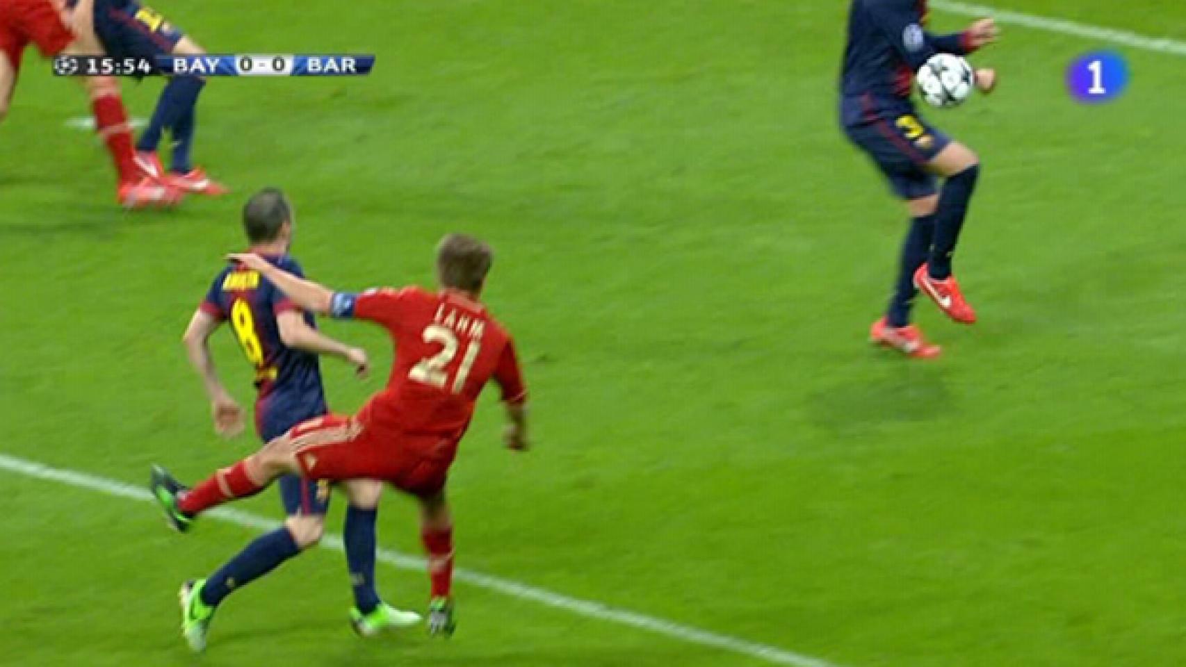 Disparo de Lahm y 'parada' de Piqué