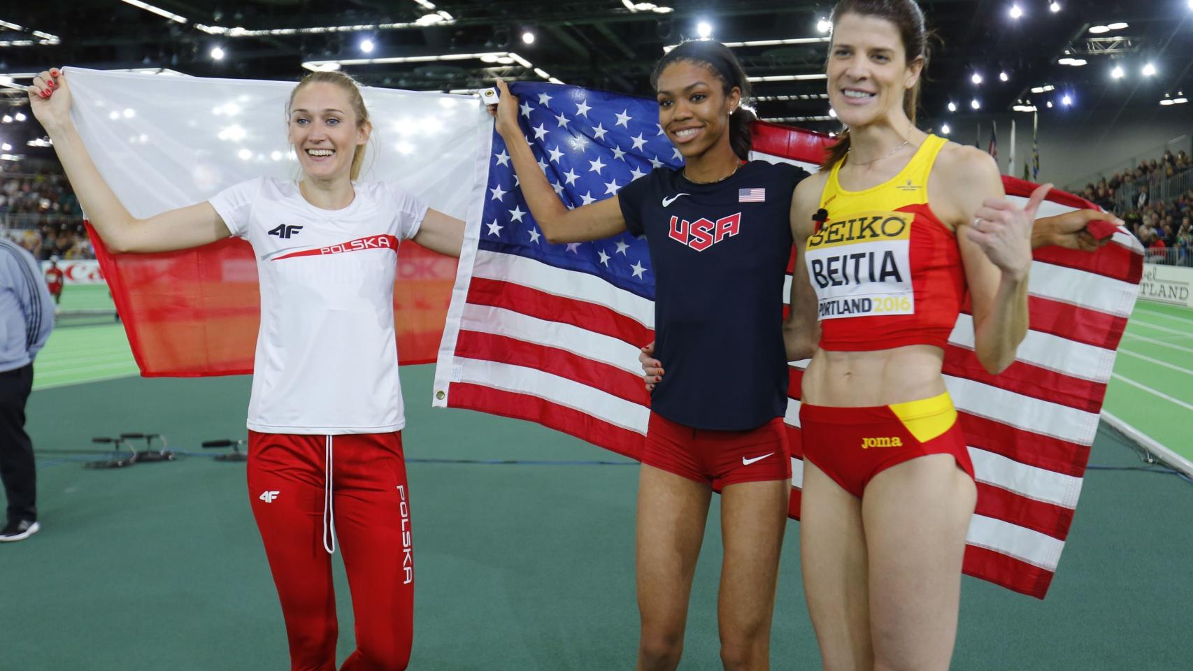 Beitia celebra su medalla de plata con Licwinko y Cunningham.