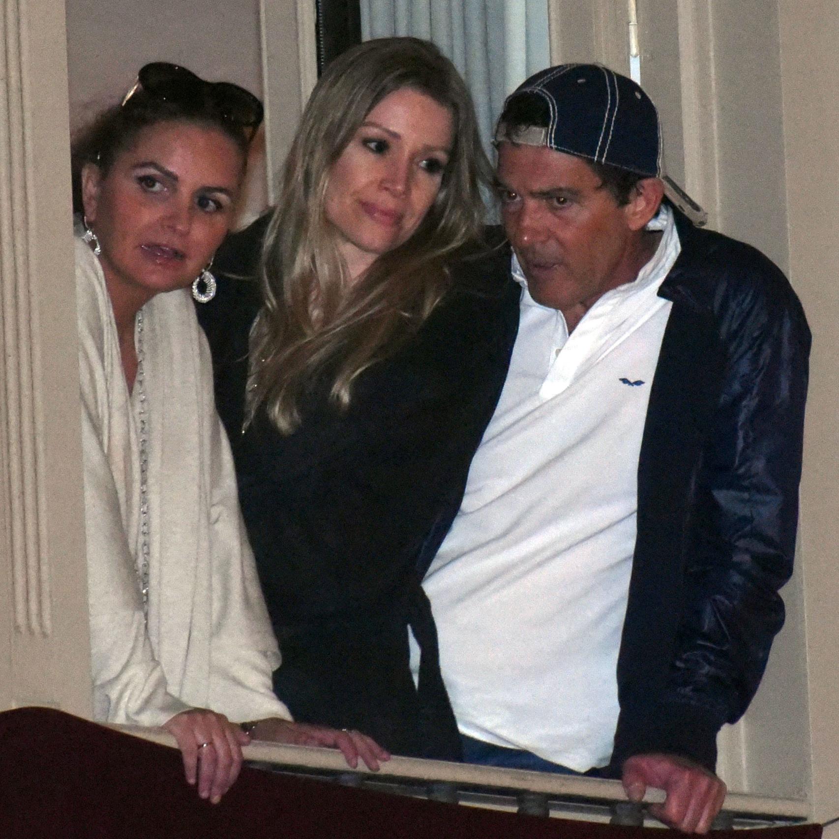 Sandra García San Juan, Nicoel y Antonio en el balcón de la calle Larios viendo la procesión