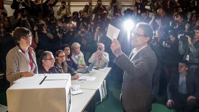 Artur Mas vota en la consulta del 9N.