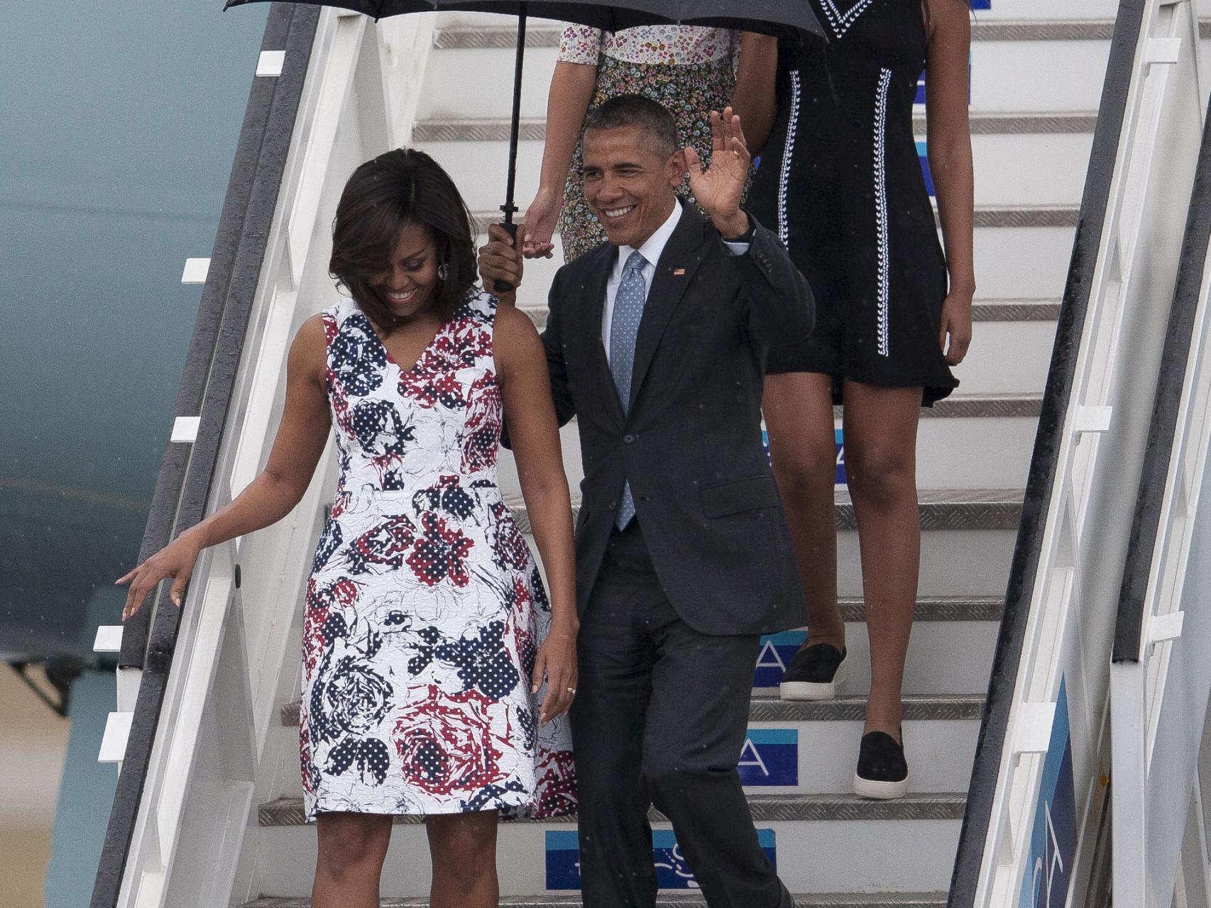 La familia Obama baja del Air Force One en Cuba