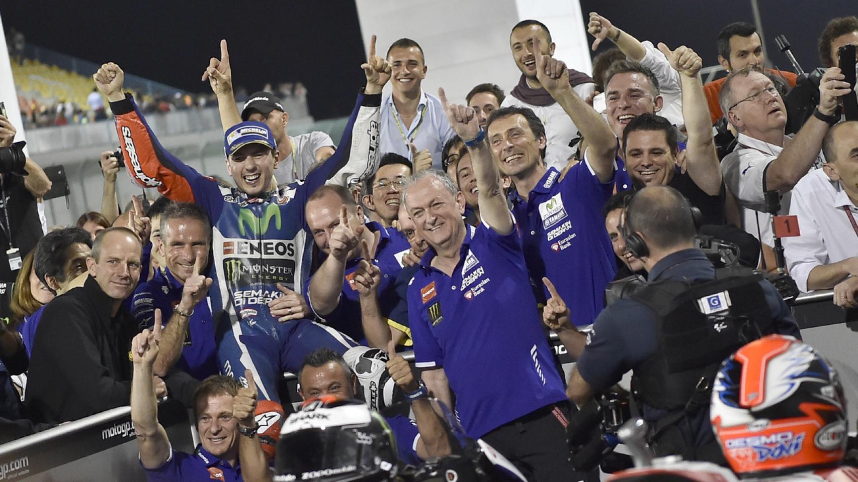 Lorenzo y su equipo celebran la victoria en el parque cerrado de Losail.
