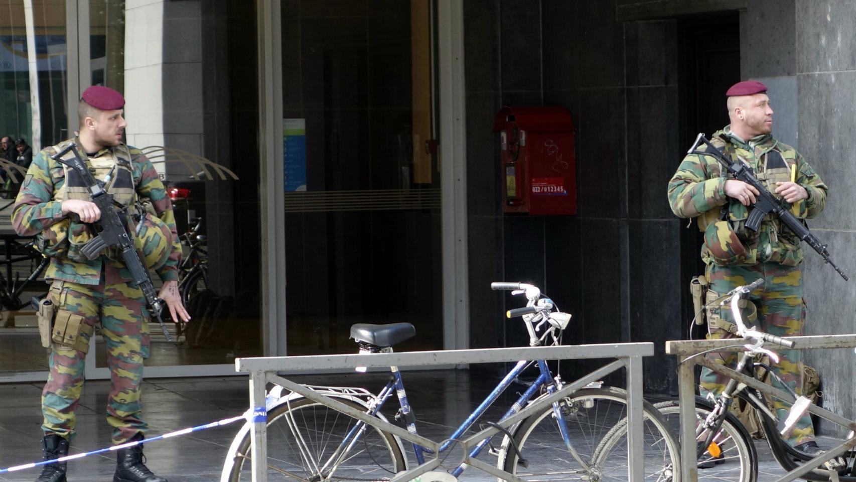 Dos soldados montan guardia a las puertas del metro en Bruselas.