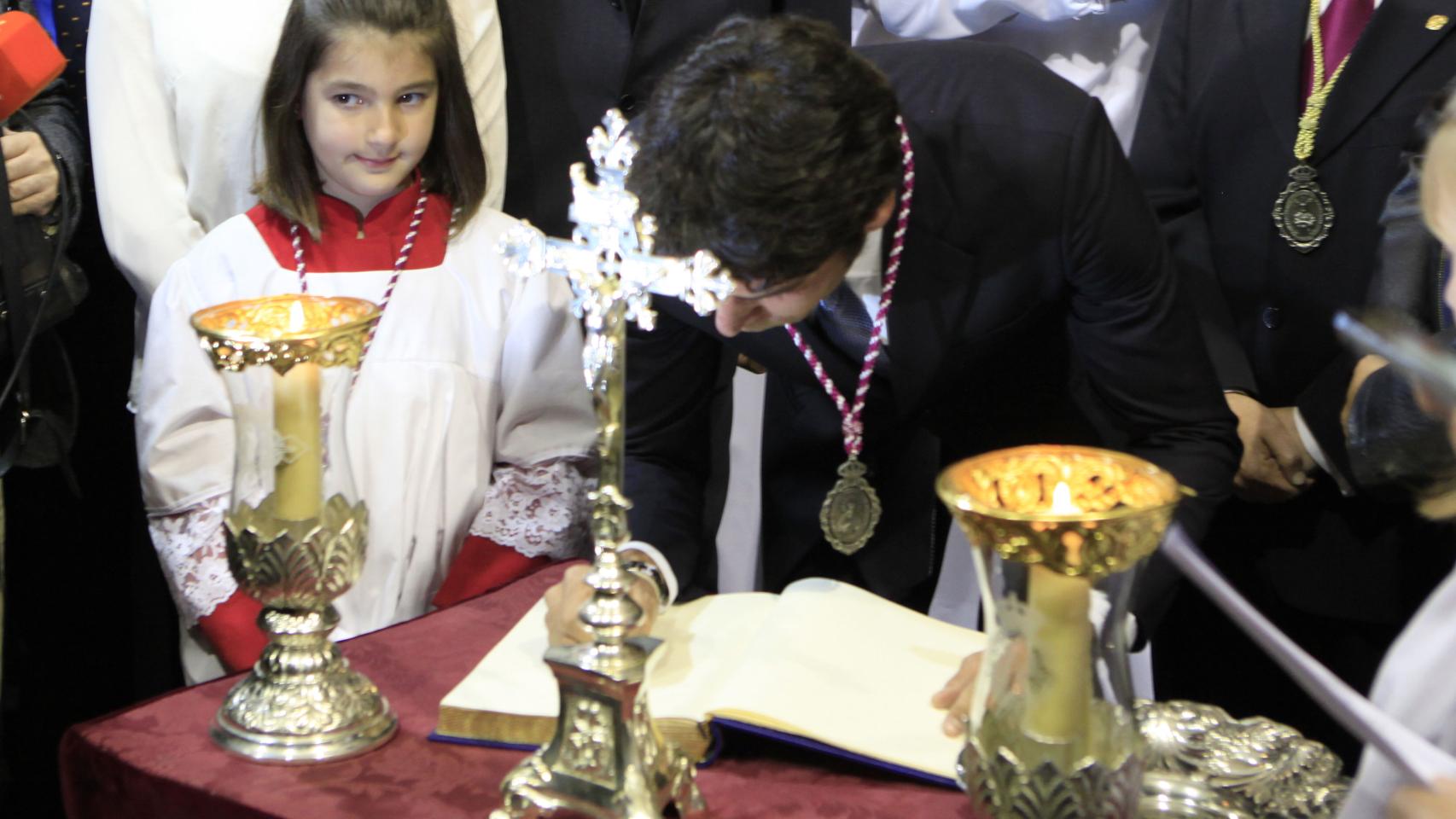 El diestro firmó en el libro de honor de la hermandad