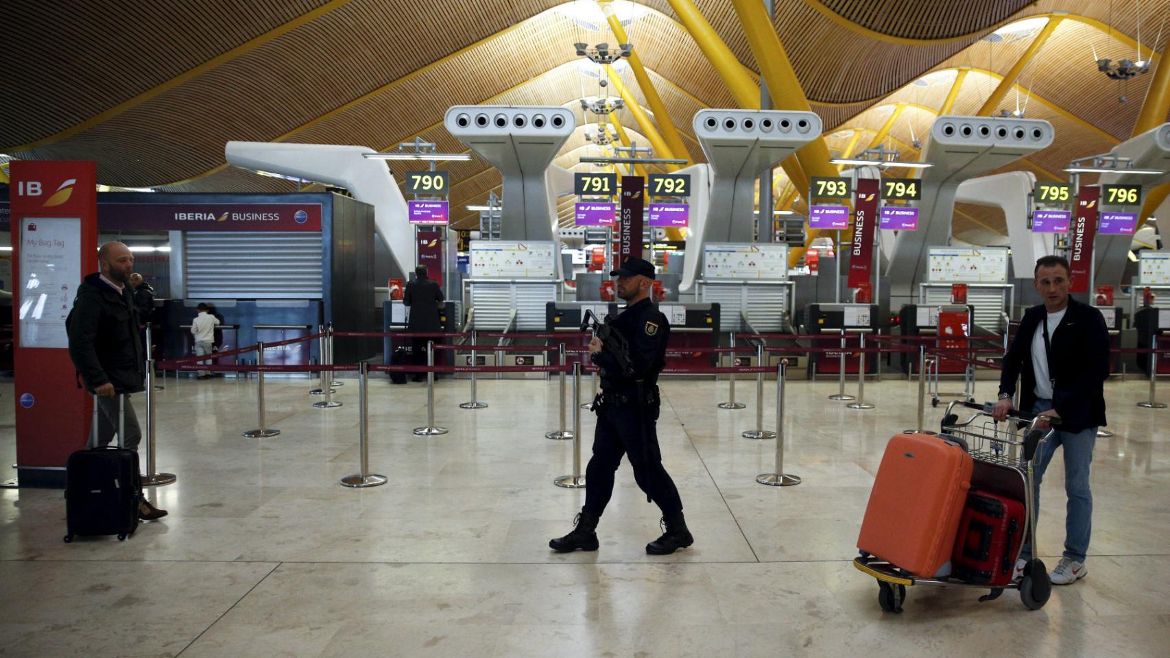 Policía en el aeropuerto de Barajas.
