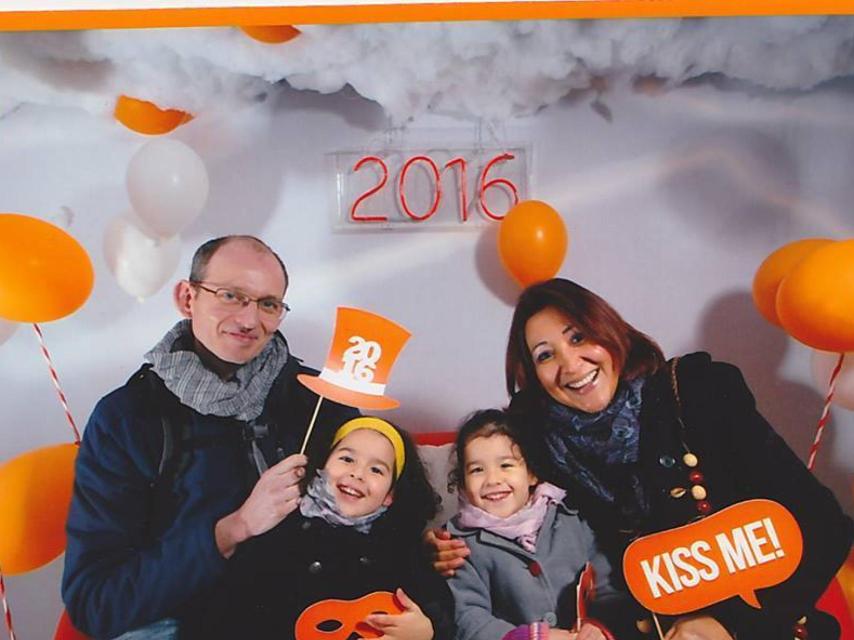 Adelma Tapia, junto a su marido y sus dos hijos en una felicitación de las pasadas Navidades.