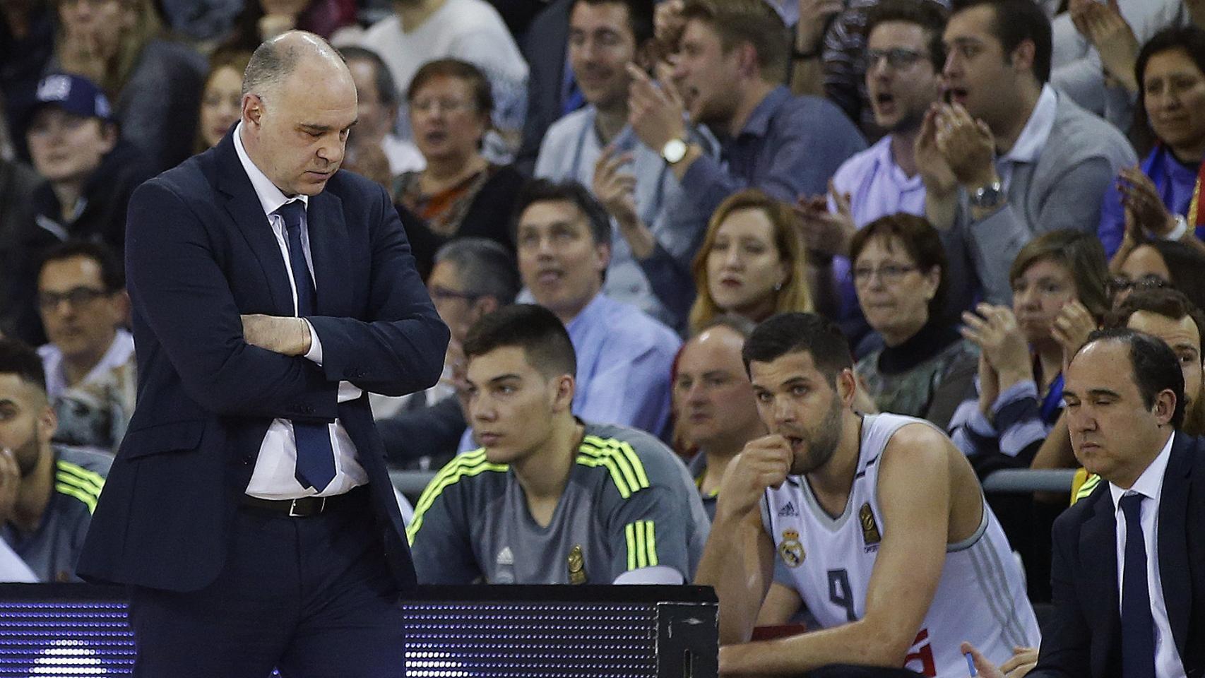 Pablo Laso pensativo durante el encuentro de Euroliga ante el Barça.