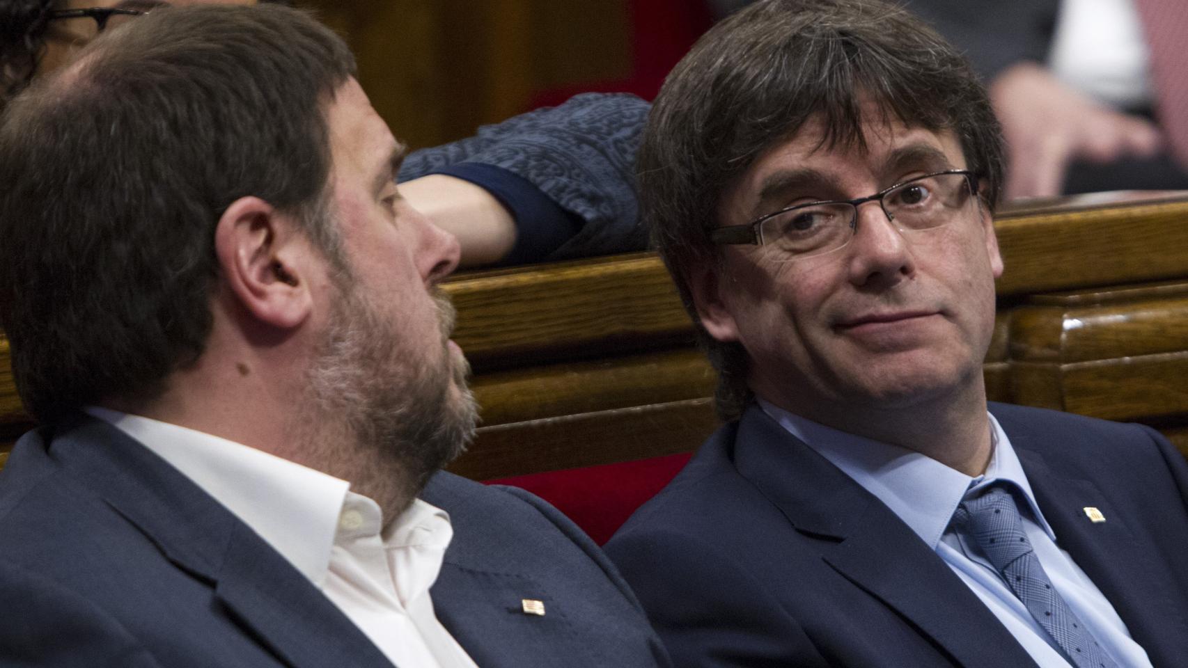 El vicepresidente del Govern, Oriol Junqueras, junto al presidente, Carles Puigdemont .
