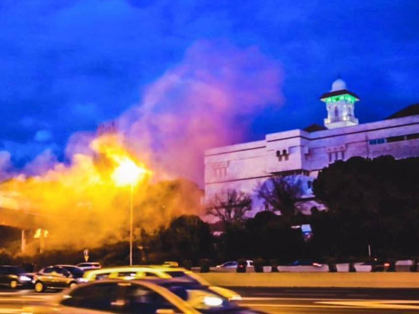 Bengalas en el puente de la M-30 próximo a la Mezquita