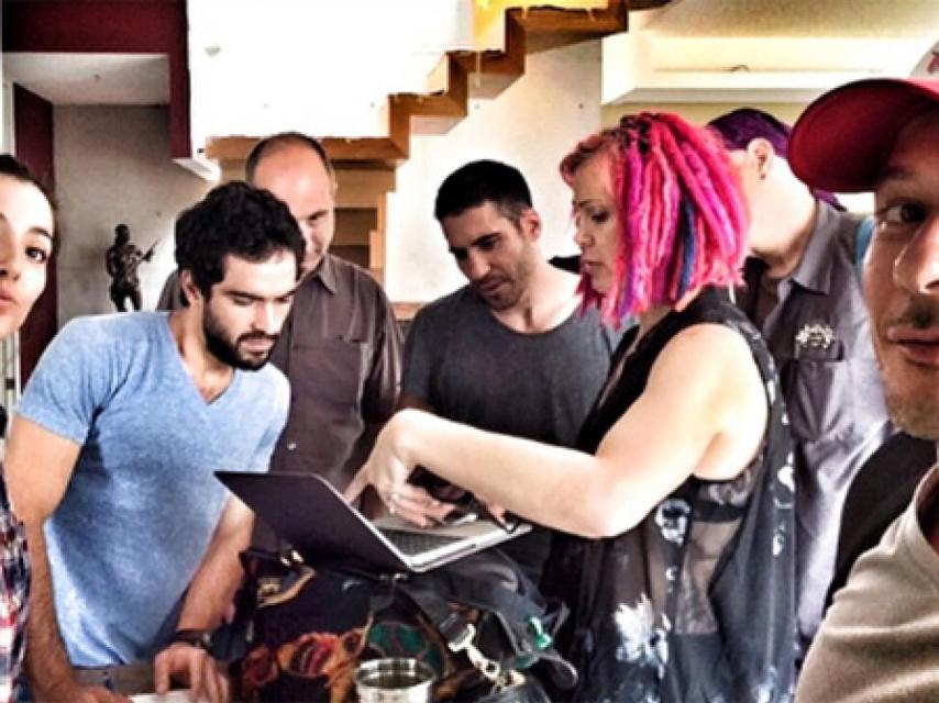 Lana Wachowski y Miguel Ángel Silvestre durante el rodaje de Sense8
