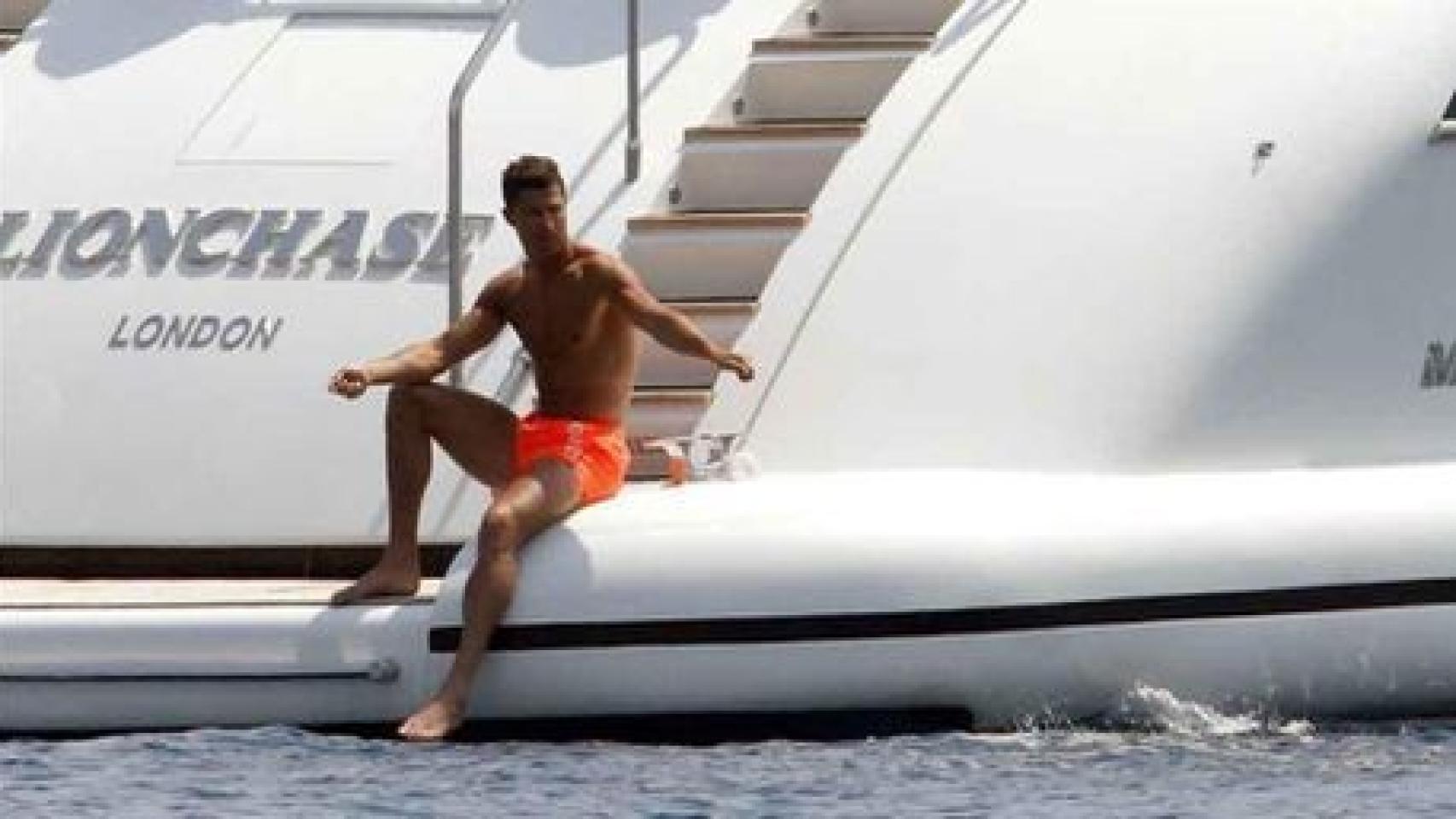 Cristiano disfrutó de unos días en Saint Tropez a bordo del yate del padre de Chloe