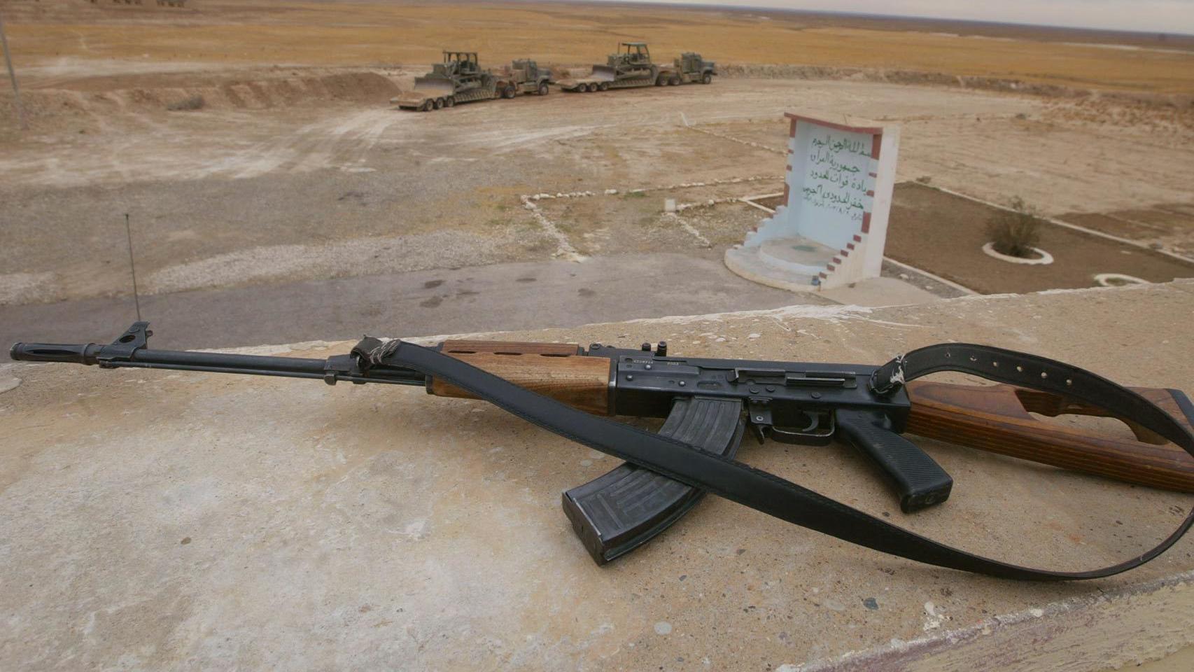 Un fusil ak-47, en la frontera entre Irak y Siria.