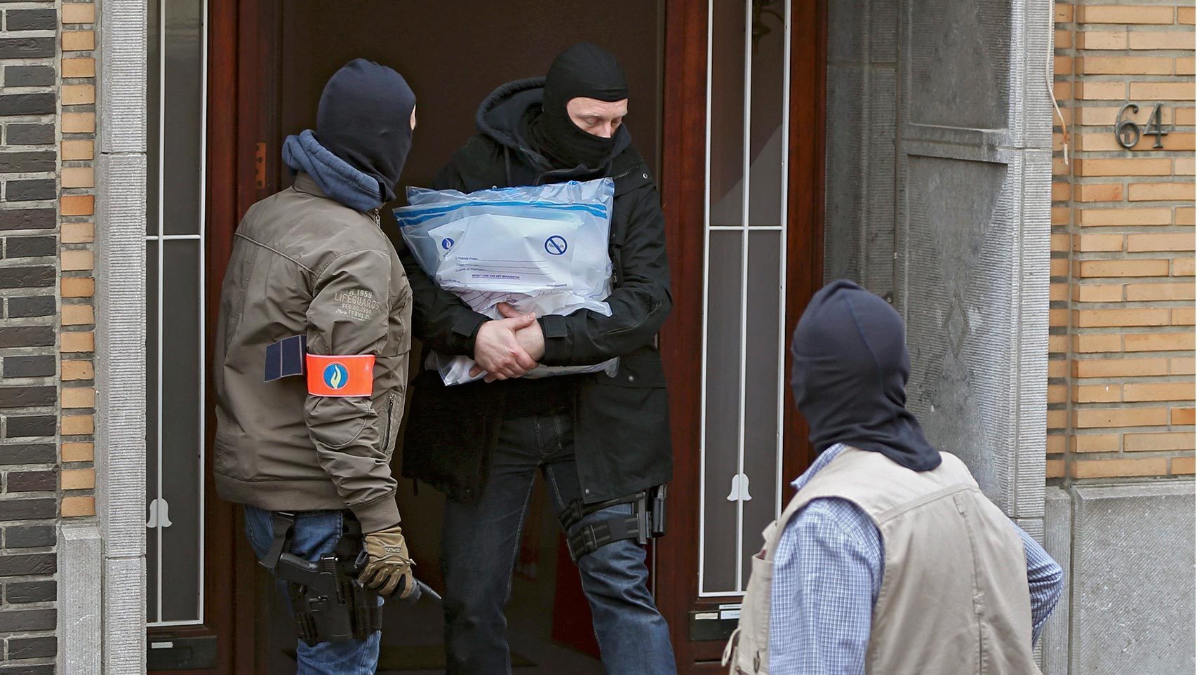 La policía saca pruebas del piso de Anderlecht.