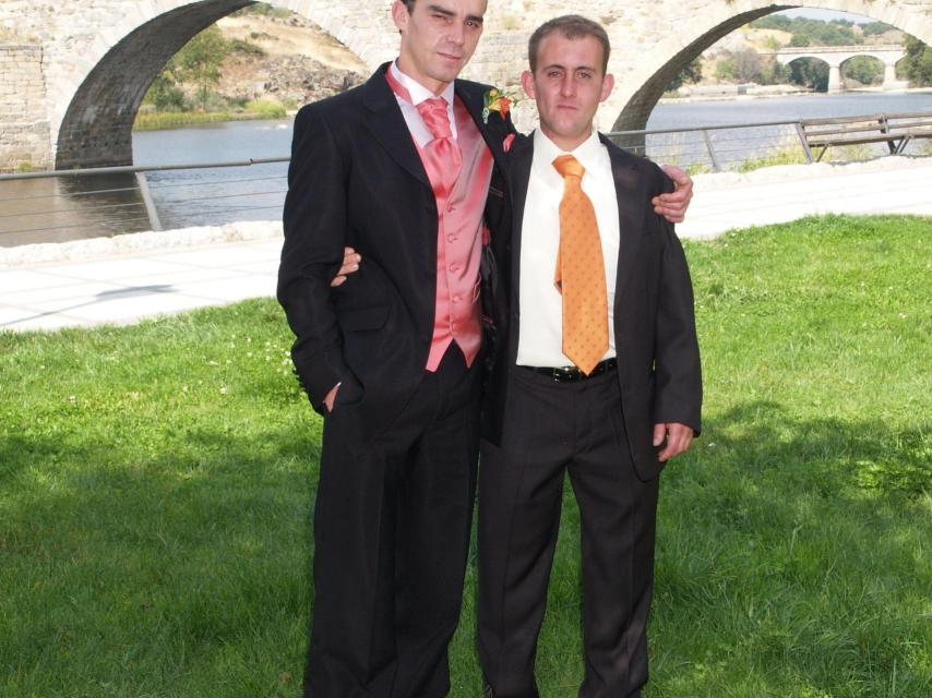 David (a la izquierda) y José, en el día de la boda del primero.
