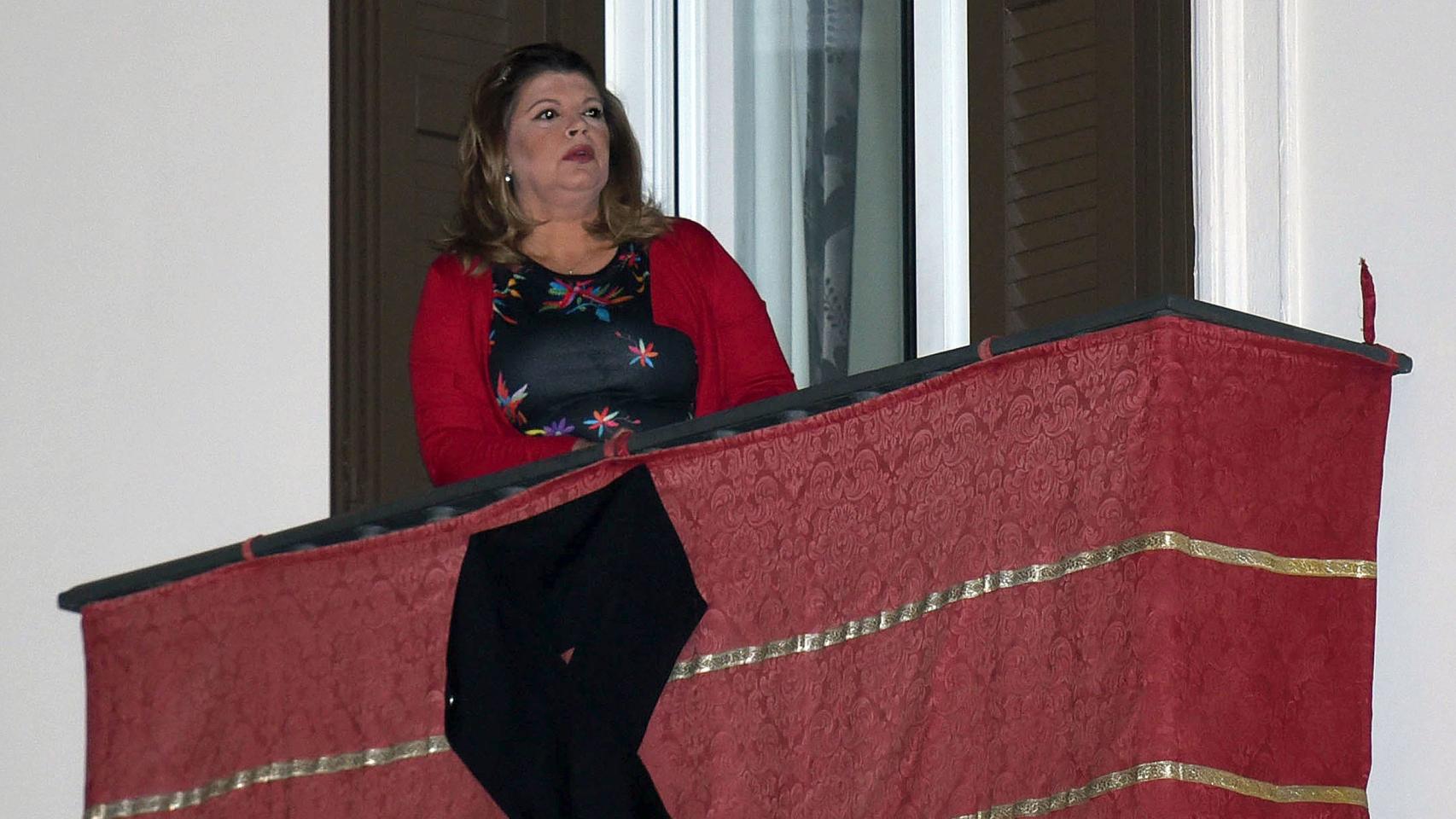 Terelu sola en el balcón viendo la procesión en Málaga
