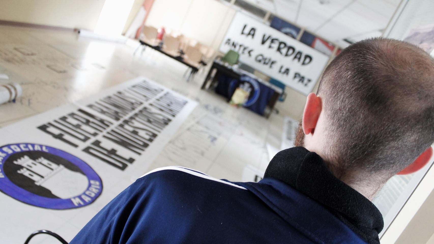 Un 'militante' del Hogar Social Madrid frente a una pancarta: La verdad antes que la paz.