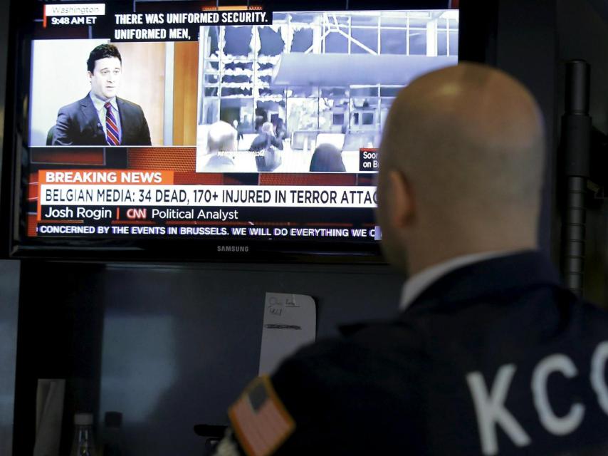 Un operador observa las noticias del 22M en Bruselas.