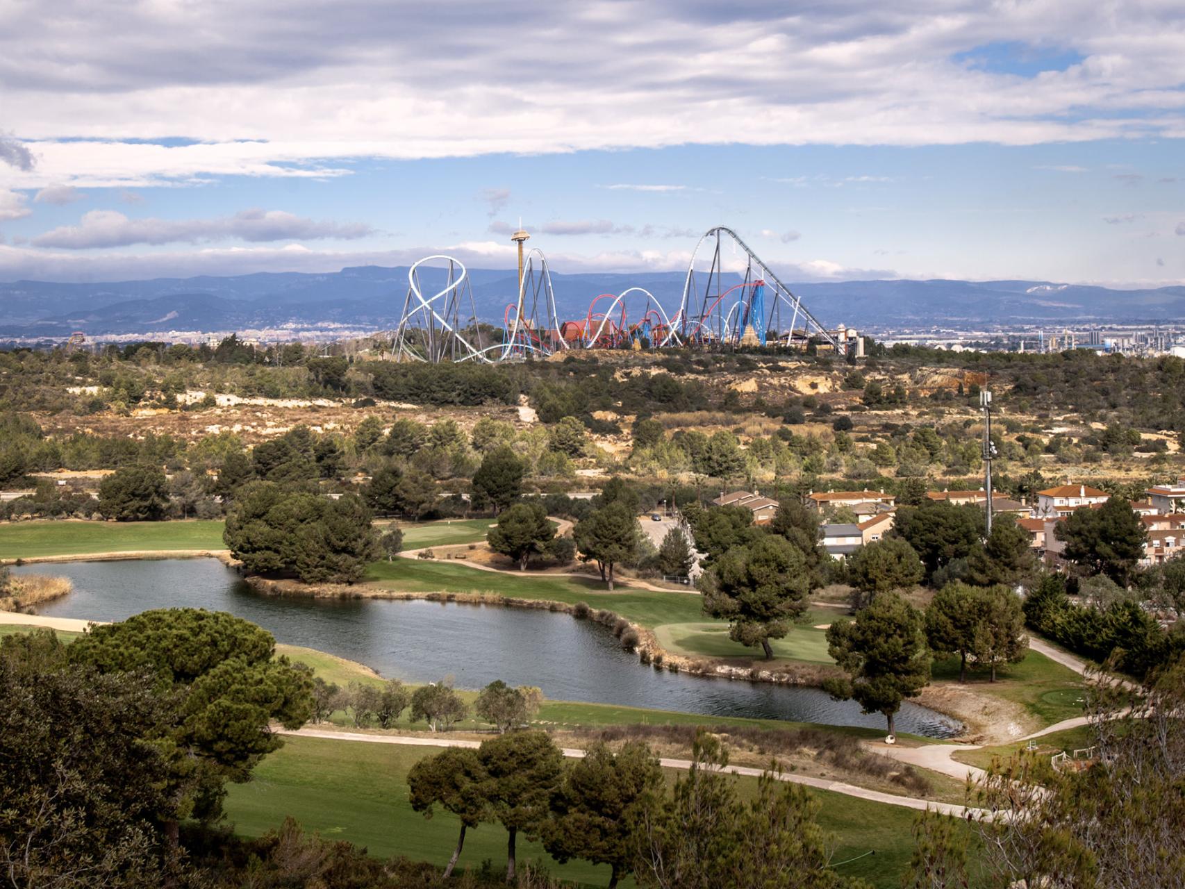 El complejo se proyectó entre el parque de atracciones y el campo de golf