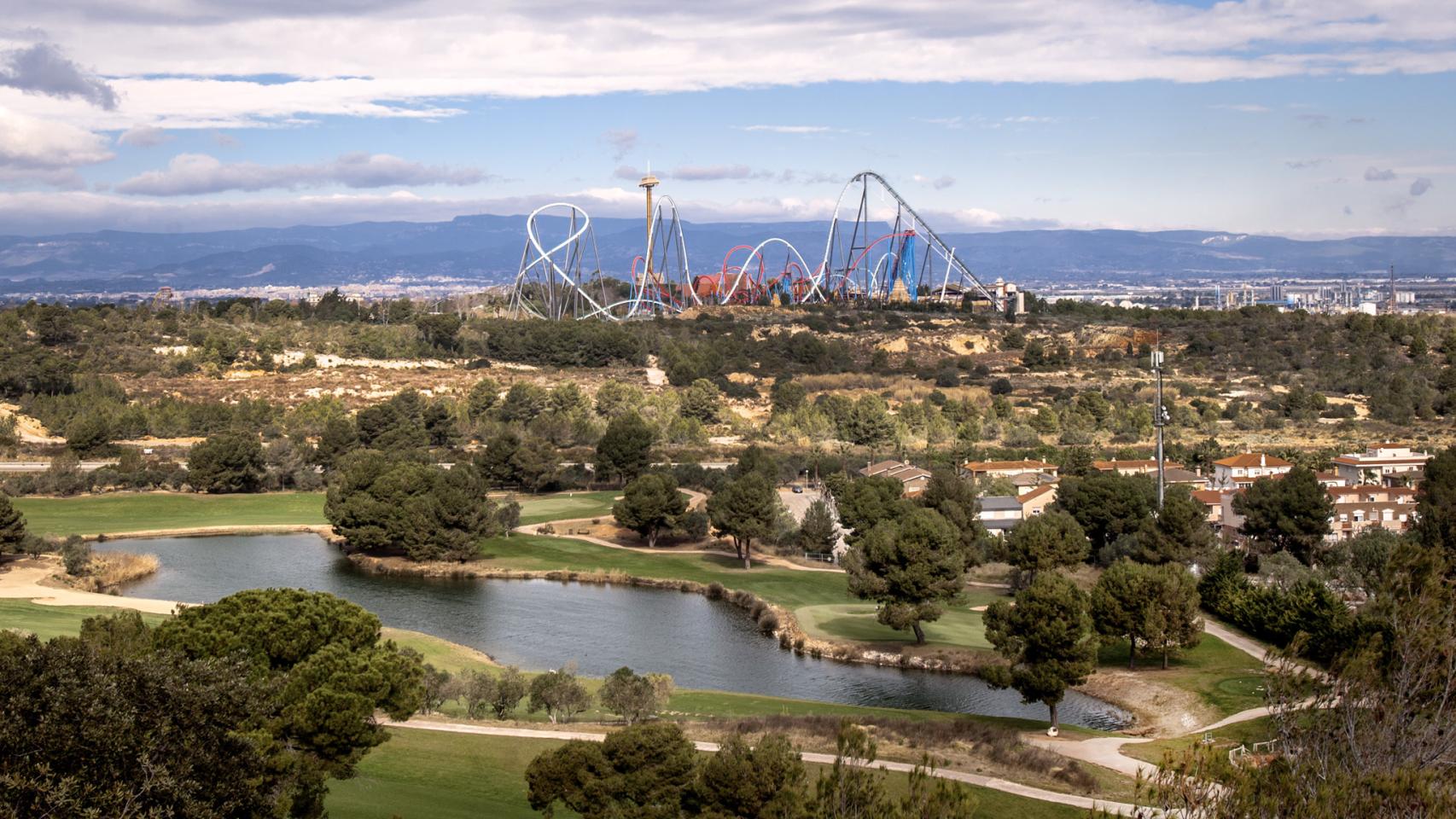El complejo se proyectó entre el parque de atracciones y el campo de golf