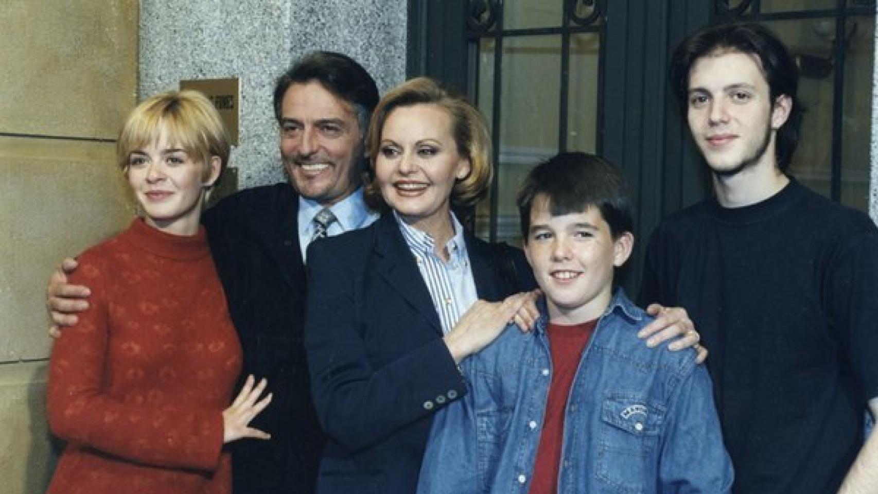 Rocío Dúrcal con los protagonistas de la serie Los negocios de mamá