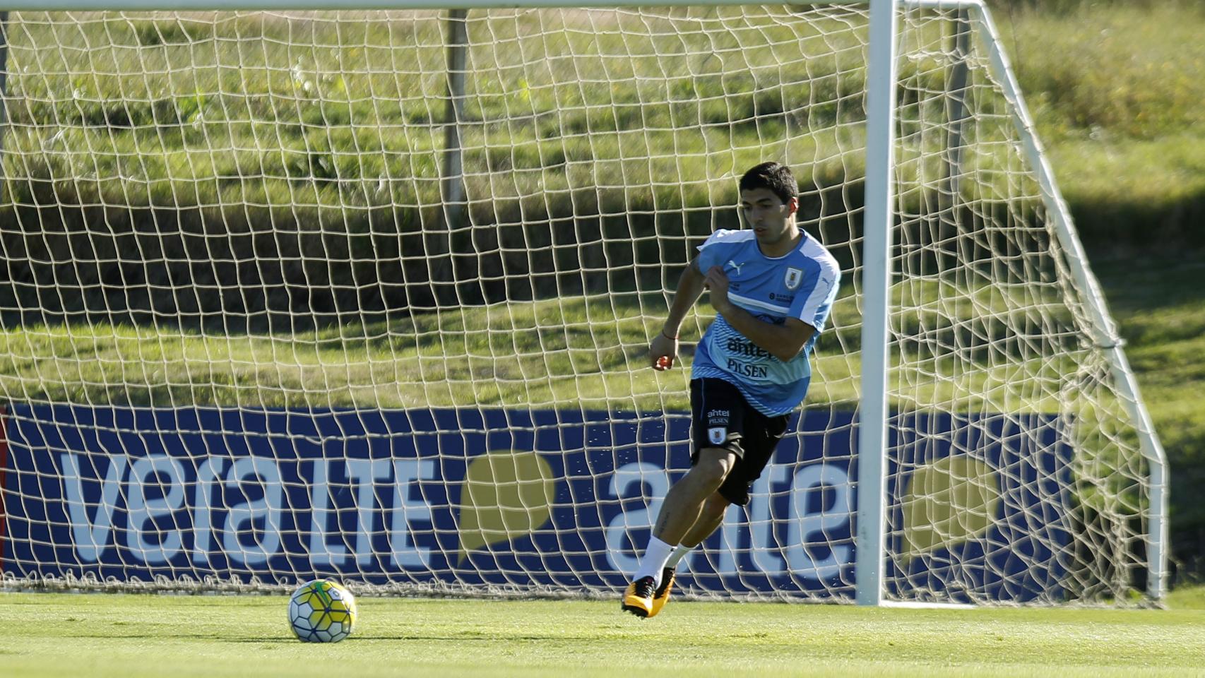 Luis Suárez en un entrenamiento con Uruguay.