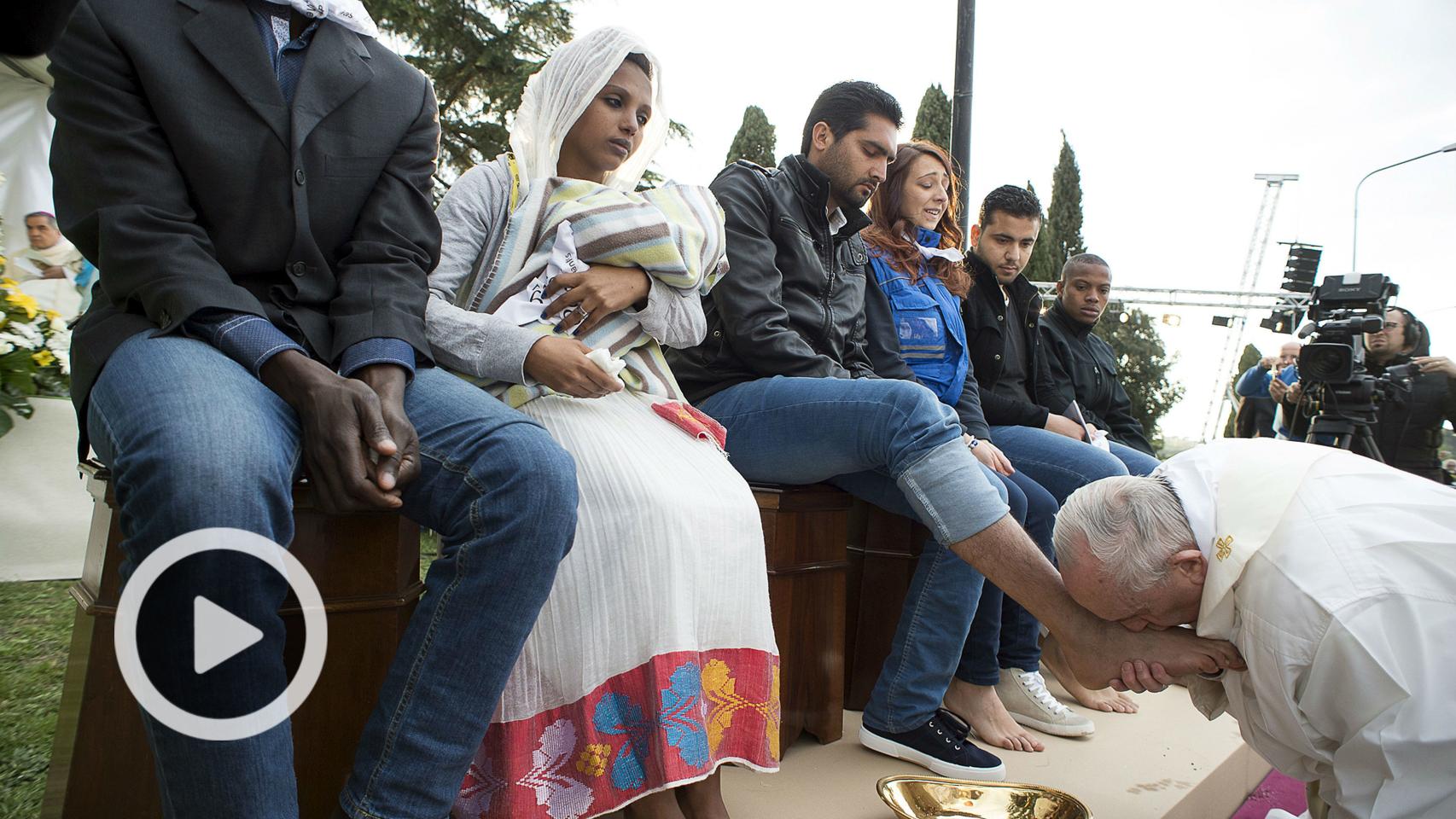El Papa Francisco lava los pies a 11 refugiados