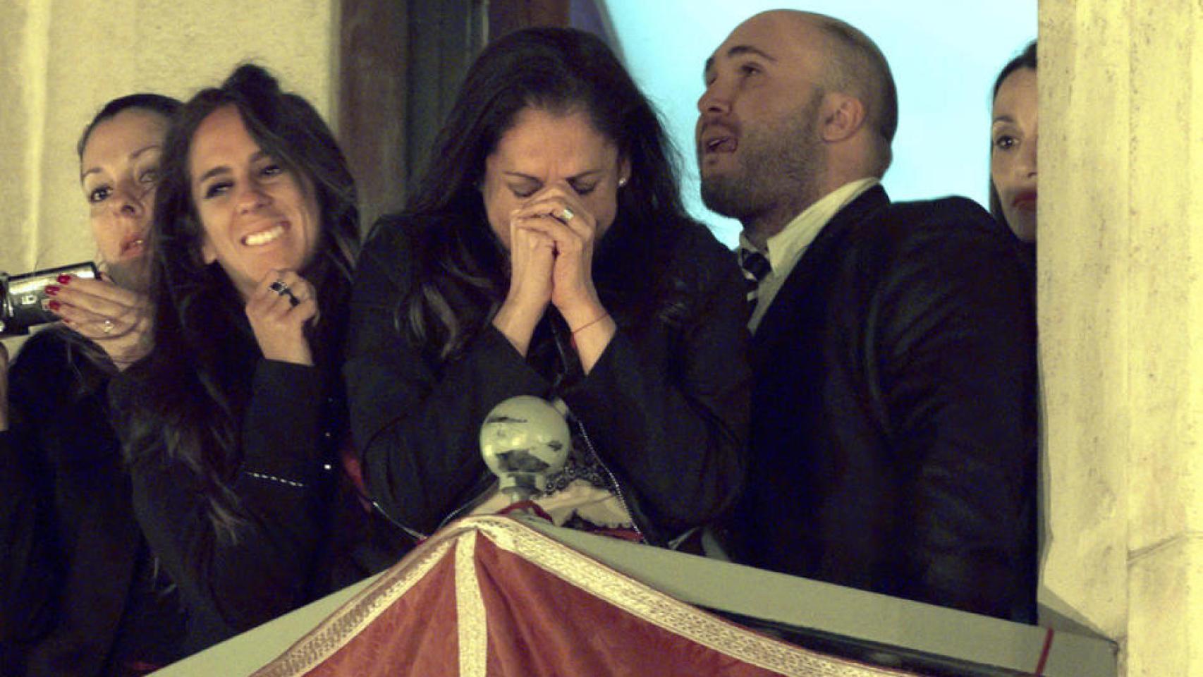Isabel Pantoja emocionada siguiendo las procesiones junto a su familia en Sevilla en 2014
