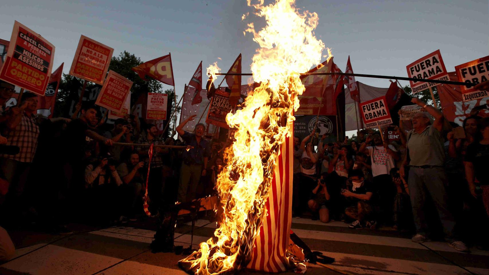 Manifestantes argentinos queman una bandera de EEUU