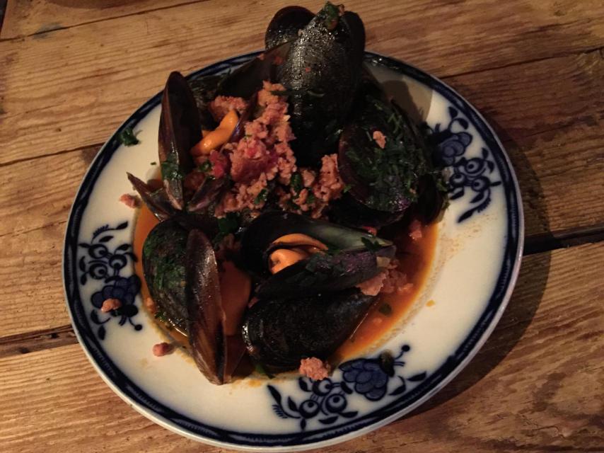 Los mejillones con salsa de longaniza y tomate.