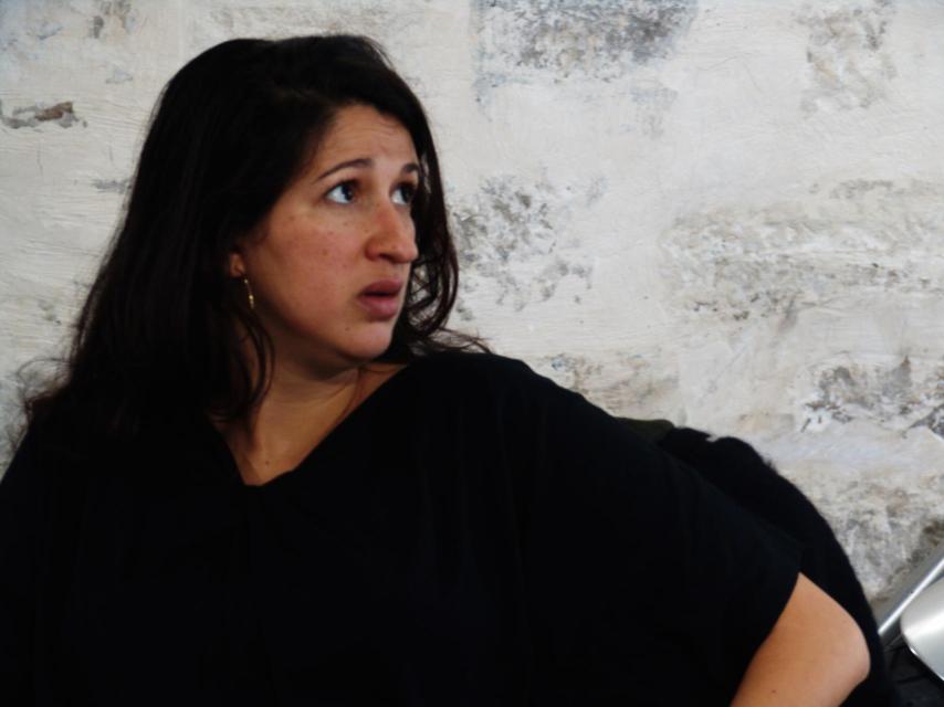 La periodista durante la conversación.