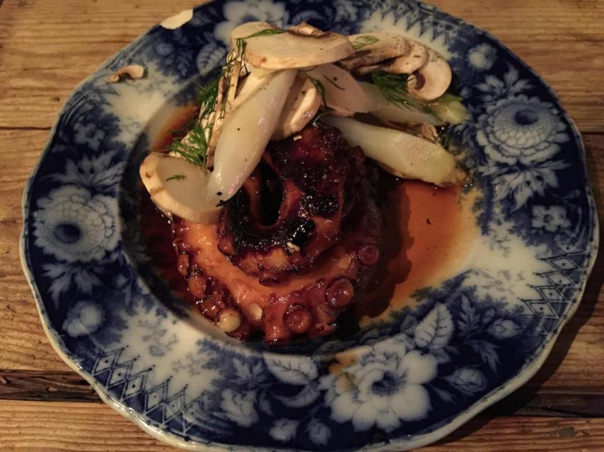 El pulpo con champiñones.