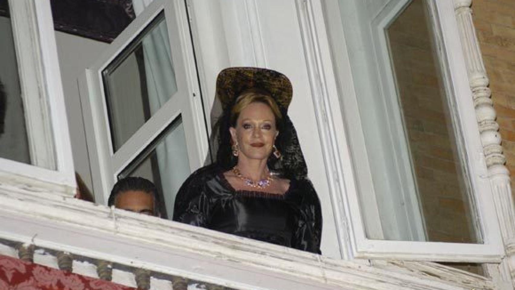 Melanie Griffith con la tradicional mantilla siguiendo la procesión de la Virgen de la Esperanza en Málaga en 2009