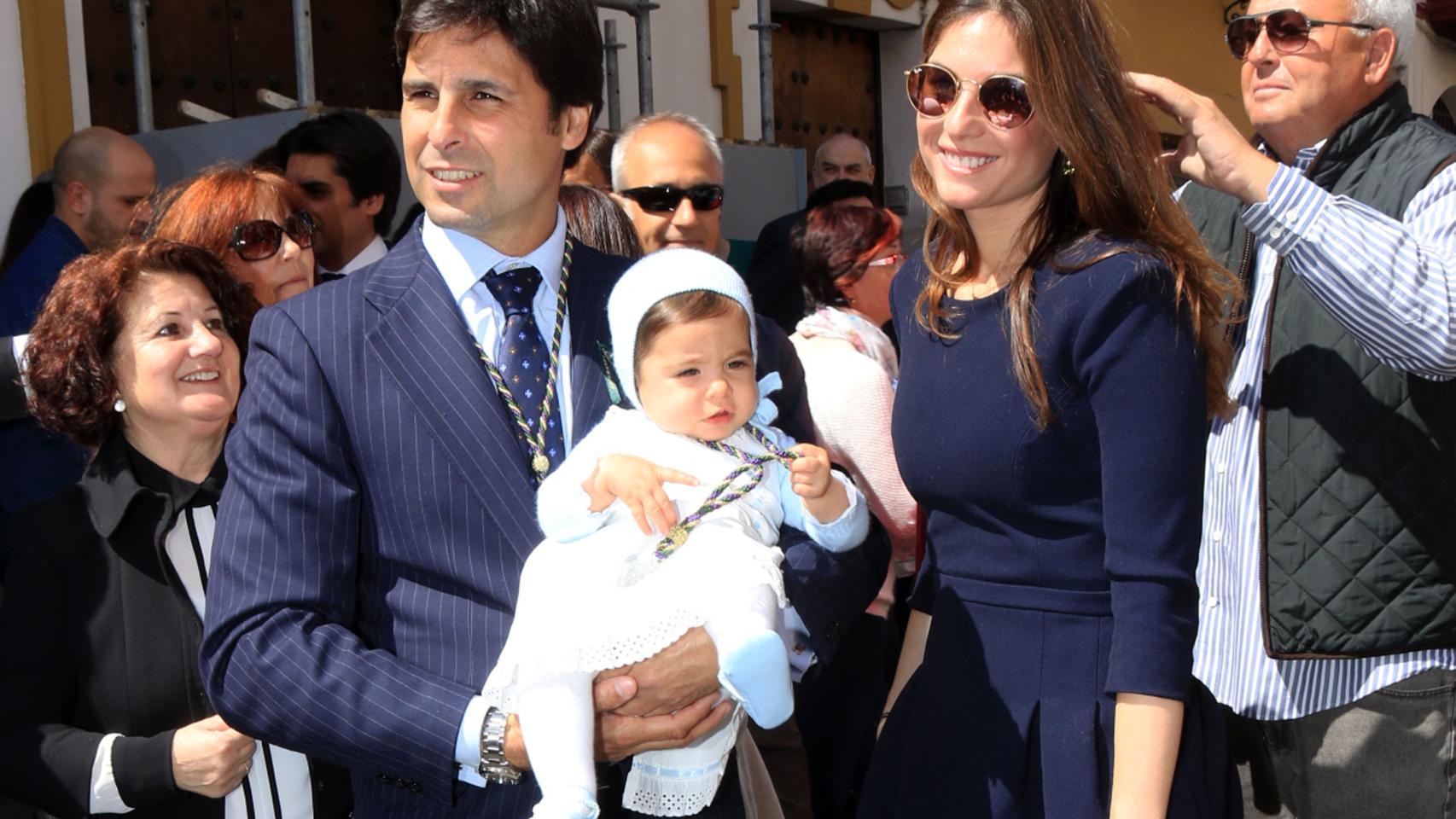 Fran Rivera con Lourdes Montes y su hija Carmen en el besamanos de la Esperanza de Triana