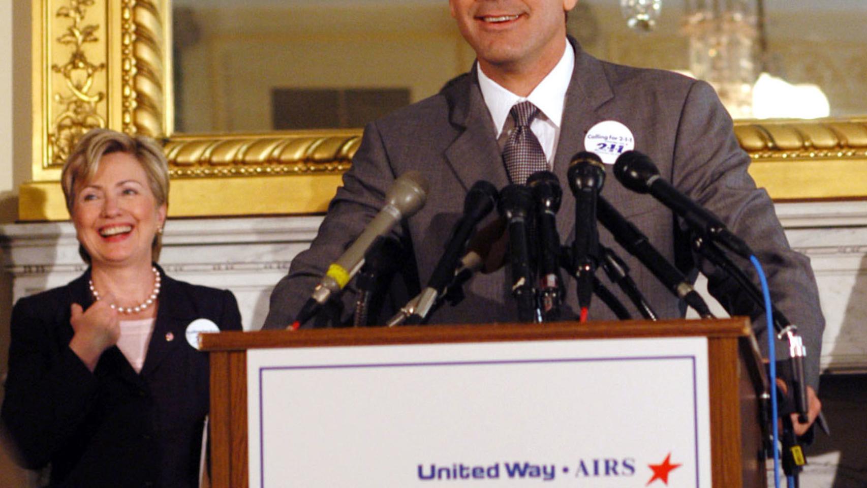 George Clooney y Hillary Clinton en un acto en 2003