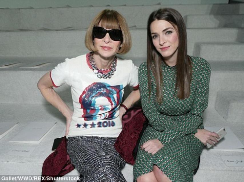 Anna Wintour con camiseta de apoyo a Hillary junto a su hija Bee Shaffer en Marc Jacobs